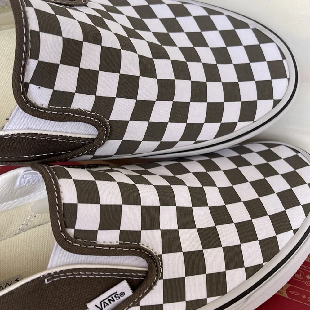 Vans Men’s Classic Slip-On
Color Theory Checkerboard Bungee
VN000BVZ9JC
Sneakers - Picture 15 of 16